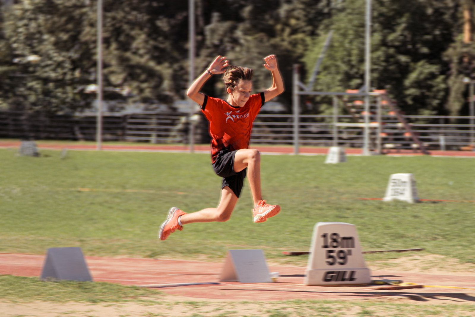 Atleta durante un salto en largo